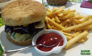 Hamburguesa de Loving Hut Madrid