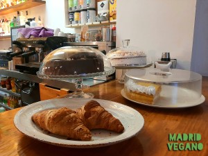 De merienda en Santa y Pura, un nuevo vegano en Lavapiés