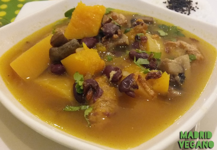 Alubias con patatas de Loving Hut Madrid
